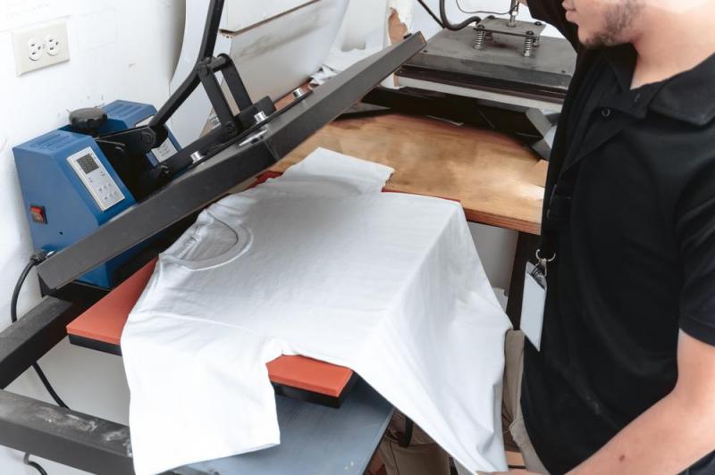 Flocage ou transfert, quelle technique choisir pour personnaliser un textile ?